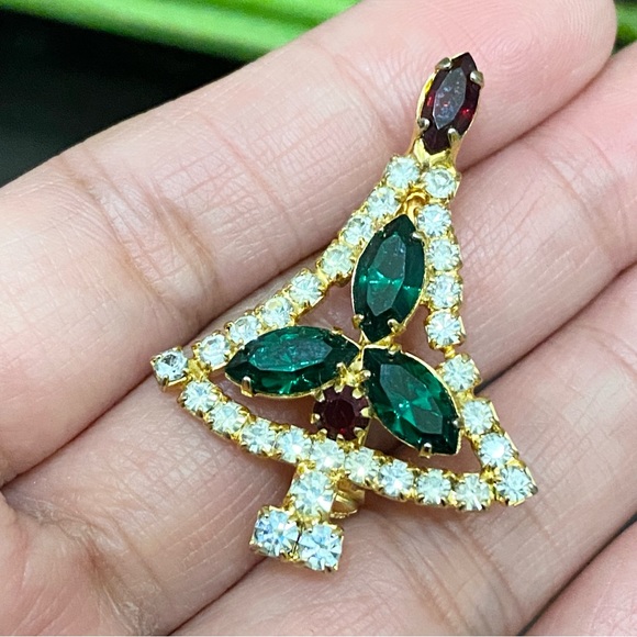 Vintage Glistening Red Green Crystal Rhinestone Festive Christmas Tree Brooch - Picture 7 of 10